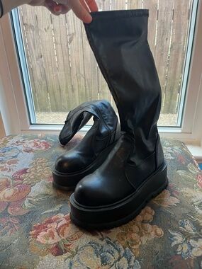 Demonia slacker-200 Platform Knee-High Boots